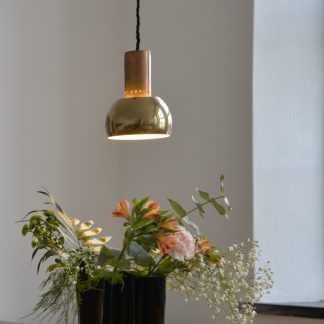 Lampa och blommor